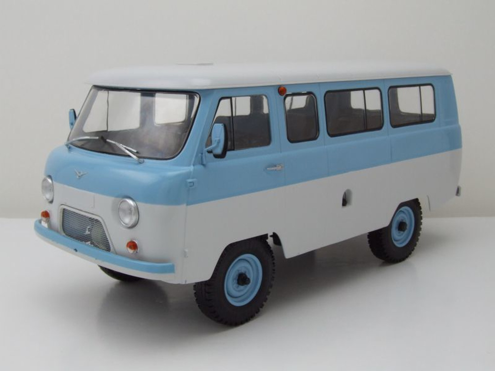 UAZ-452 2206 Kleinbus, hellblau-weiß